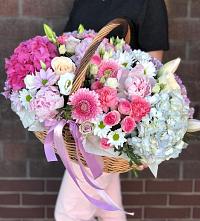 Композиция солнечный день в Мисайлово Цветочная композиция из Розы, Хризантемы, Пионы и Лизиантусы в корзине в Мисайлово