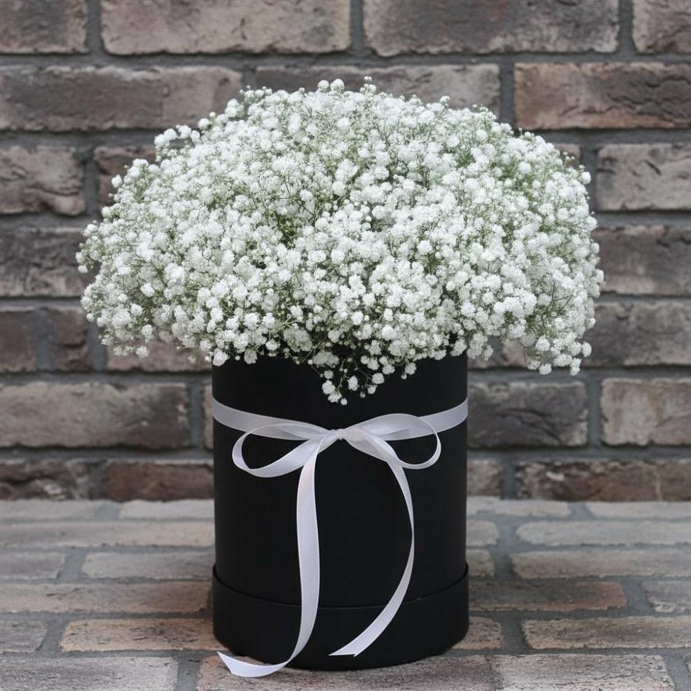 Цветочная композиция из Гипсофила в шляпной коробке в Мисайлово