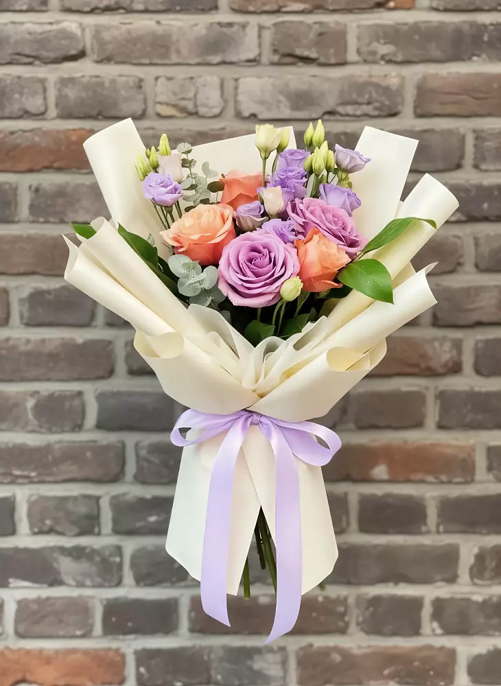 Букет цветов из: Лизиантусы и Розы в Мисайлово