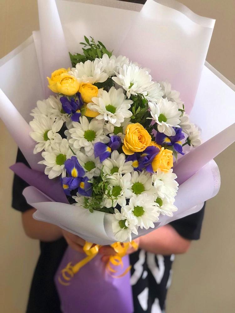 Букет цветов из: Ирисы, Хризантемы и Розы в Мисайлово