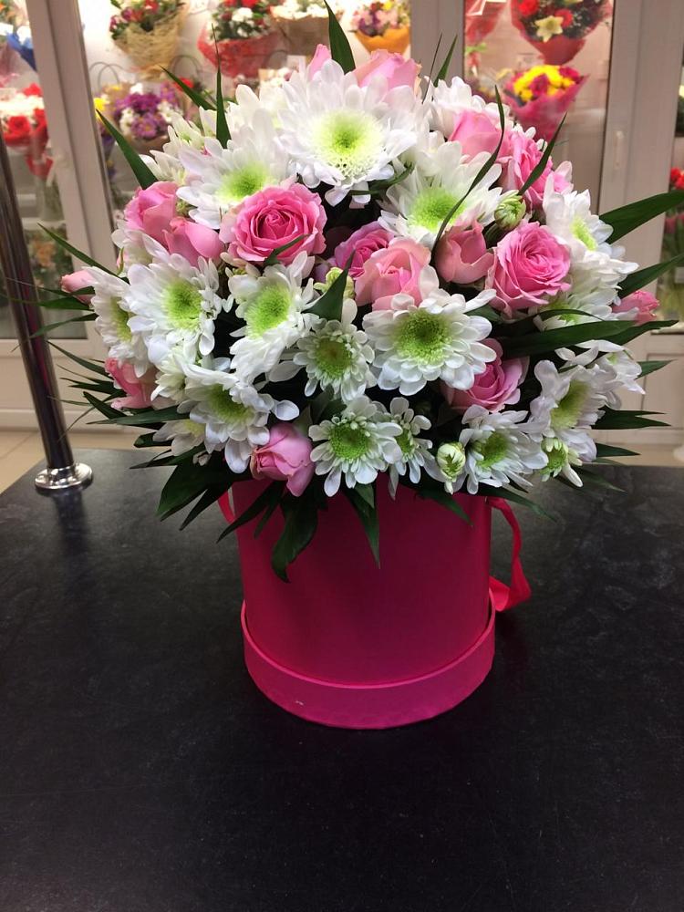 Цветочная композиция из Розы и Хризантемы в шляпной коробке в Мисайлово