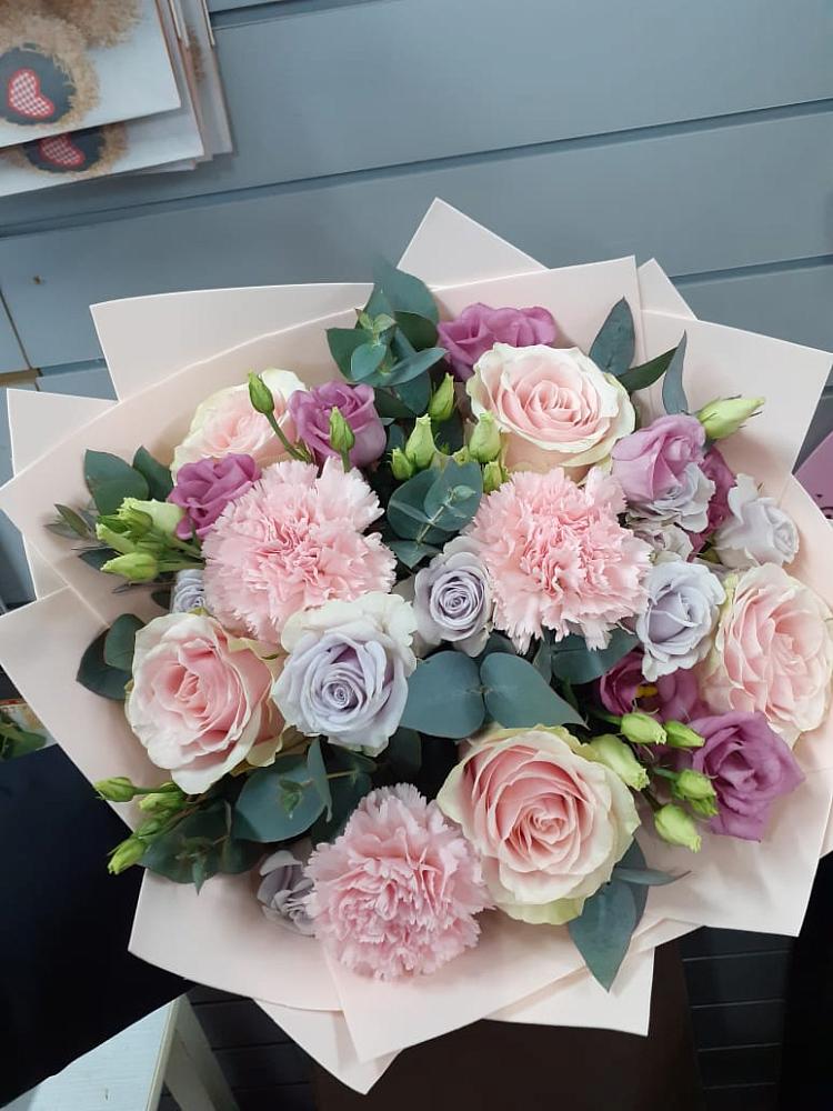 Букет цветов из: Розы, Гвоздики и Лизиантусы в Мисайлово